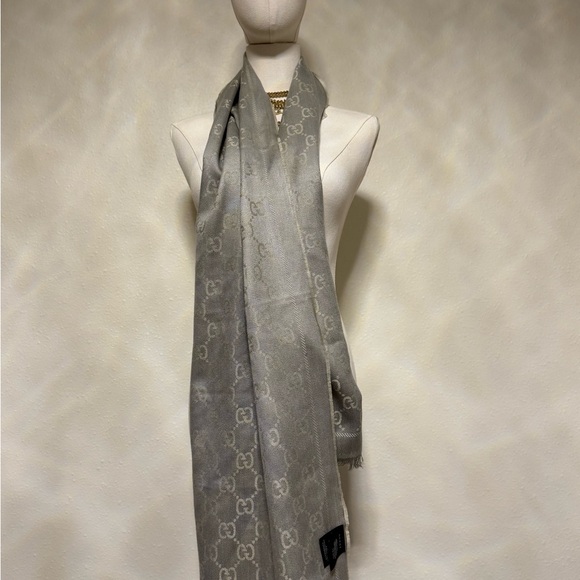 Gucci GG Monogram Jacquard Scarf in Soft Platinum Grey - Picture 2 of 9